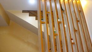 Una escalera con barandales de madera e iluminación empotrada.