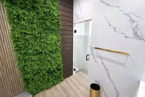 Luxe tweepersoonskamer | Badkamer | Een douche, gratis toiletartikelen, handdoeken, zeep