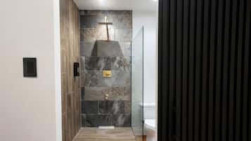 Chambre Double Deluxe | Salle de bain | Douche, articles de toilette gratuits, serviettes fournies, savon