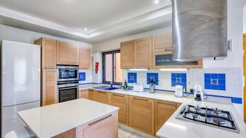 Frigorifero, microonde, forno, lavastoviglie