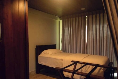 Spacious Open-Plan Loft Suite in the Heart of Point Pedro