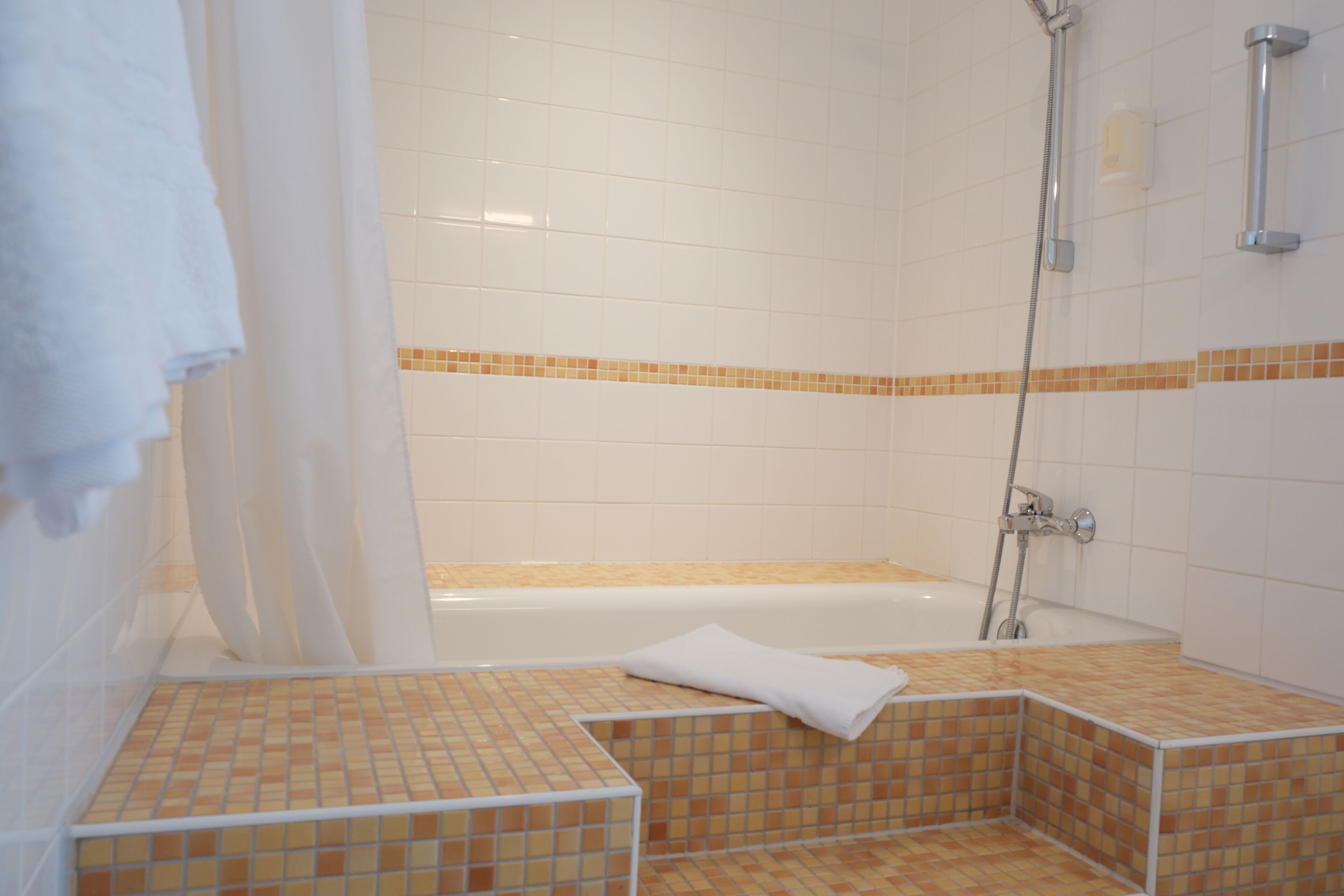 Habitación Confort con 1 cama matrimonial o 2 individuales, vista al jardín | Tina profunda