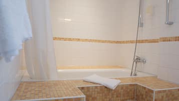 Habitación Confort con 1 cama matrimonial o 2 individuales, vista al jardín | Tina profunda