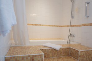 Comfort-Doppel- oder -Zweibettzimmer, Gartenblick | Komfortbadewanne