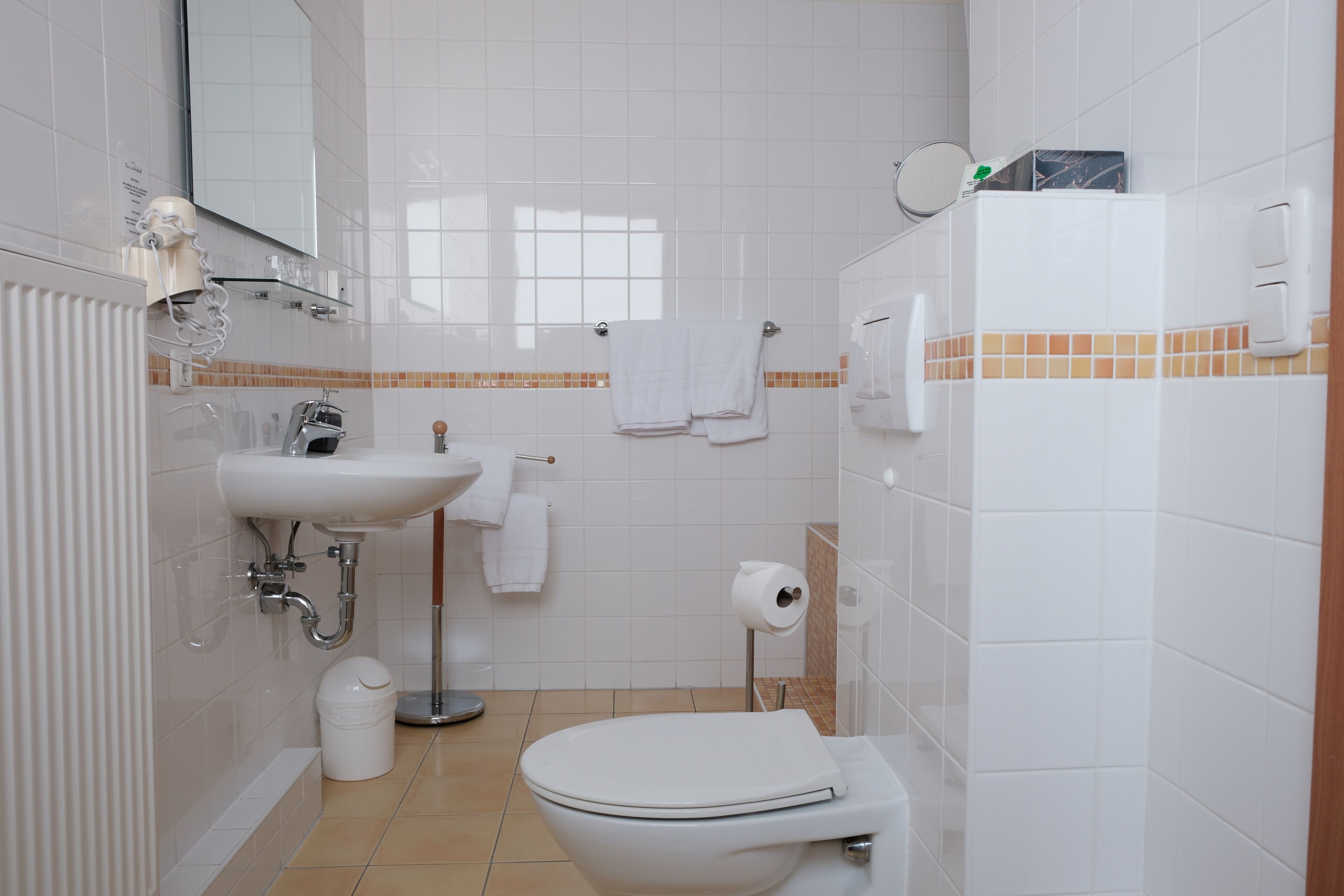 Habitación Confort con 1 cama matrimonial o 2 individuales, vista al jardín | Baño | Regadera, secadora de cabello, toallas, papel de baño 