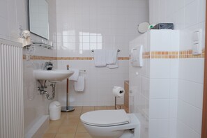 Comfort-Doppel- oder -Zweibettzimmer, Gartenblick | Badezimmer | Dusche, Haartrockner, Handtücher, Toilettenpapier