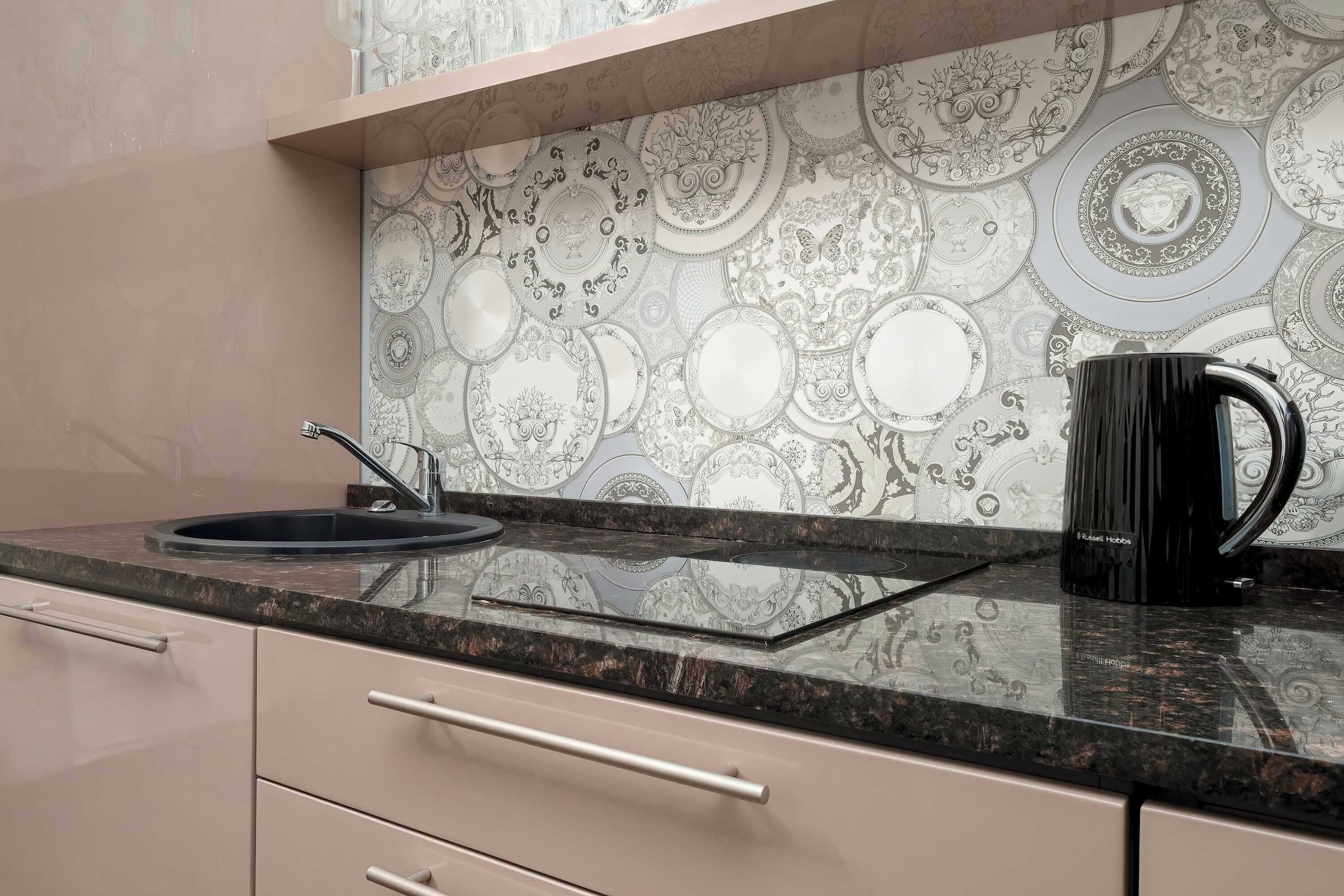 Réfrigérateur, micro-ondes, plaque de cuisson, bouilloire électrique