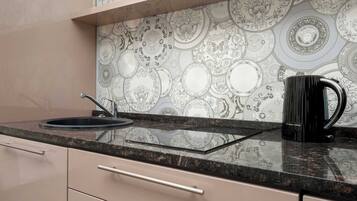 Réfrigérateur, micro-ondes, plaque de cuisson, bouilloire électrique