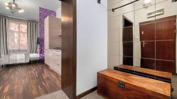 Een strijkplank/strijkijzer, reisbedje, wifi, beddengoed