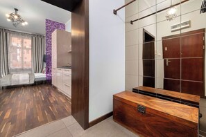 Een strijkplank/strijkijzer, reisbedje, wifi, beddengoed