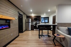 Kylskåp, mikrovågsugn, ugn och spishäll