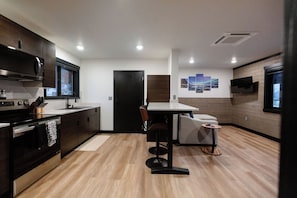 雪櫃、微波爐、焗爐、爐具