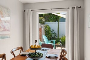 Outdoor dining - 5 Minute Walk To Beach/Parking/Great Summer Family Home! (La Jolla)