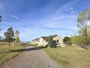 Exterior - Paradise Found Fishing Cottage with Mountain Views in the Heart of the Valley (Livingston)