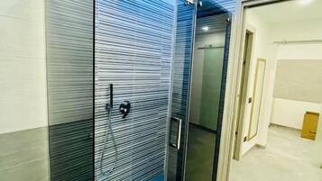 Dusj, regndusjhode, miljøvennlige toalettsaker og hårføner