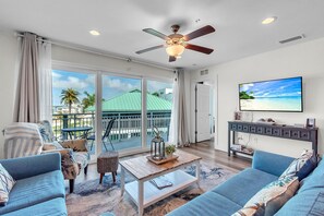 Smart TV - ☀Heated Pool🌴Quick Walk To Beach🐠Madeira Del Mar 302🐬Walk to Restaurants (Madeira Beach)