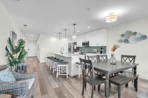 Dining - ☀Heated Pool🌴Quick Walk To Beach🐠Madeira Del Mar 302🐬Walk to Restaurants (Madeira Beach)