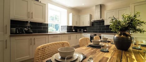 冰箱、微波炉、烤箱、炉灶