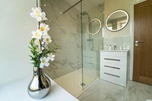 独立的浴缸和淋浴、深泡浴缸、吹风机、毛巾