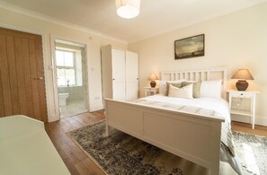 4 多间卧室、熨斗/熨衣板、免费 WiFi、床单