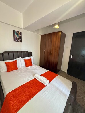 3 habitaciones, tabla de planchar con plancha, wifi y ropa de cama