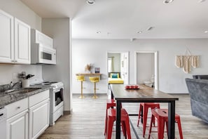 Fridge, microwave, oven, stovetop - Boho Bungalow - Walk to East Nashville’s Best Bars & Bites (Nashville)