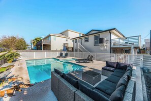 Outdoor pool, pool umbrellas, pool loungers - Dream Weaver Pool Sleeps 10 Near Beach (Port Aransas)
