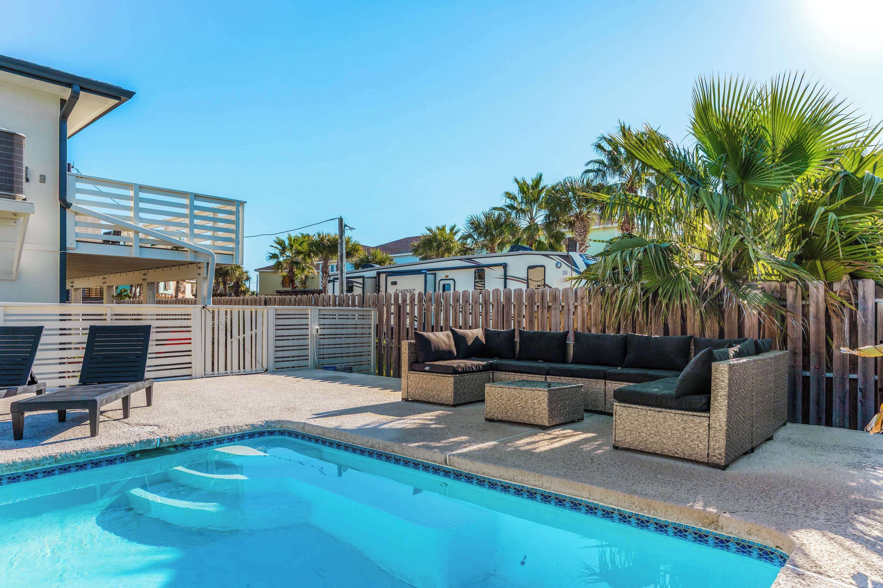 Außenpool, Sonnenschirme, Liegestühle