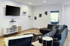 Living area - 🔥 Ring of Fire Retreat — Johnny Cash Hideaway Walkable East Nashville 🖤🎸 (Nashville)