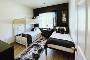 4 bedrooms, Internet, bed sheets - 🔥 Ring of Fire Retreat — Johnny Cash Hideaway Walkable East Nashville 🖤🎸 (Nashville)