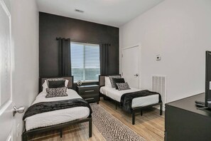 1 bedroom, Internet, bed sheets - Tropical Hideaway — Best Location- Walkable East Nashville (Nashville)