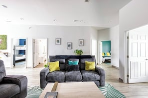 Living area - Tropical Hideaway — Best Location- Walkable East Nashville (Nashville)