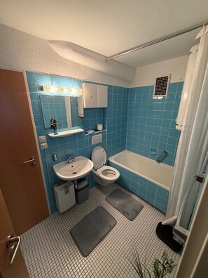 Sèche-cheveux, serviettes fournies, savon, papier toilette