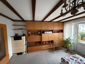 2 bedrooms, internet, bed sheets