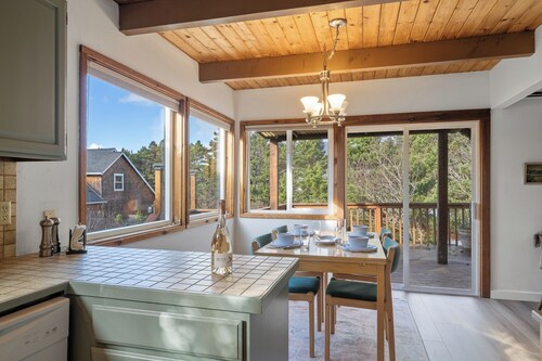 Family friendly, 1 block to beach access, sauna, Dogs Ok, close to State Park