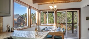 Family friendly, 1 block to beach access, sauna, Dogs Ok, close to State Park