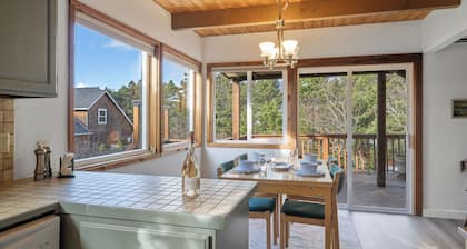 Family friendly, 1 block to beach access, sauna, Dogs Ok, close to State Park