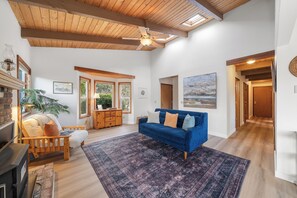 Smart TV, DVD player, books, video library - Family friendly, 1 block to beach access, sauna, Dogs Ok, close to State Park (Manzanita)