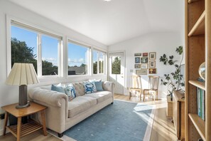 Smart TV, DVD player, books, video library - Family friendly, 1 block to beach access, sauna, Dogs Ok, close to State Park (Manzanita)