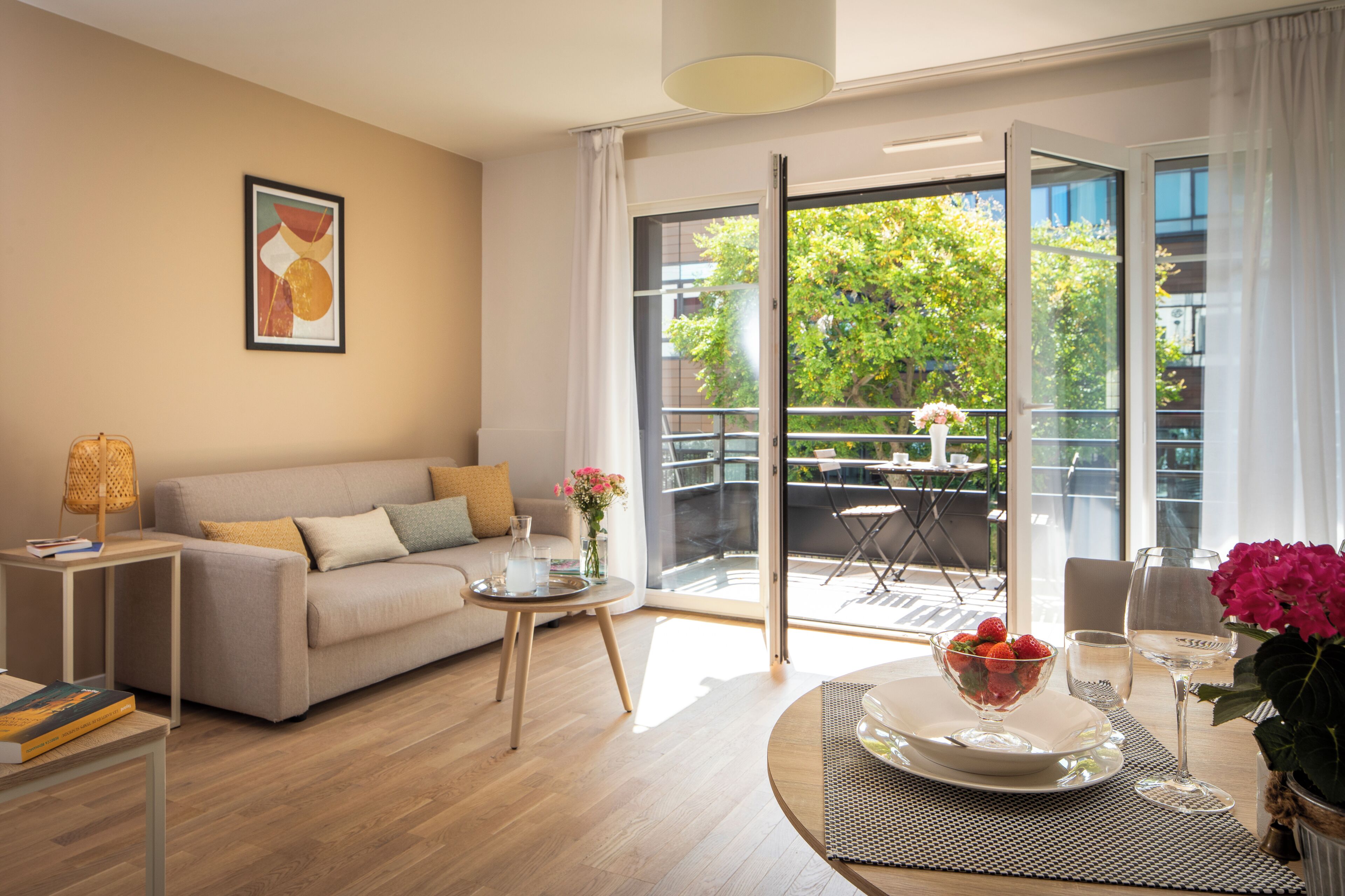 Appartement Deluxe, 2 chambres | Salle de séjour | Télévision à écran plat de 32 pouces avec chaînes numériques