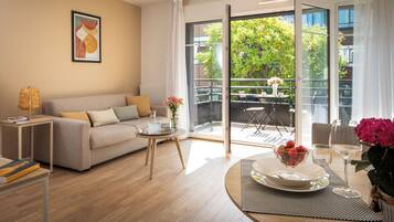 Appartement Deluxe, 2 chambres | Salle de séjour | Télévision à écran plat de 32 pouces avec chaßnes numériques