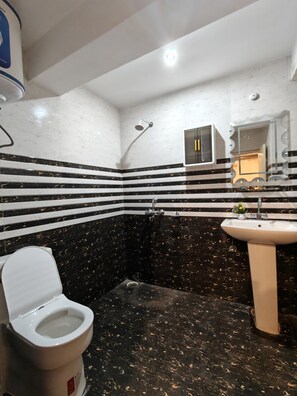 Deluxe Single Room, Balcony, Mountain View | Bathroom - Hils & Paw (Manali)