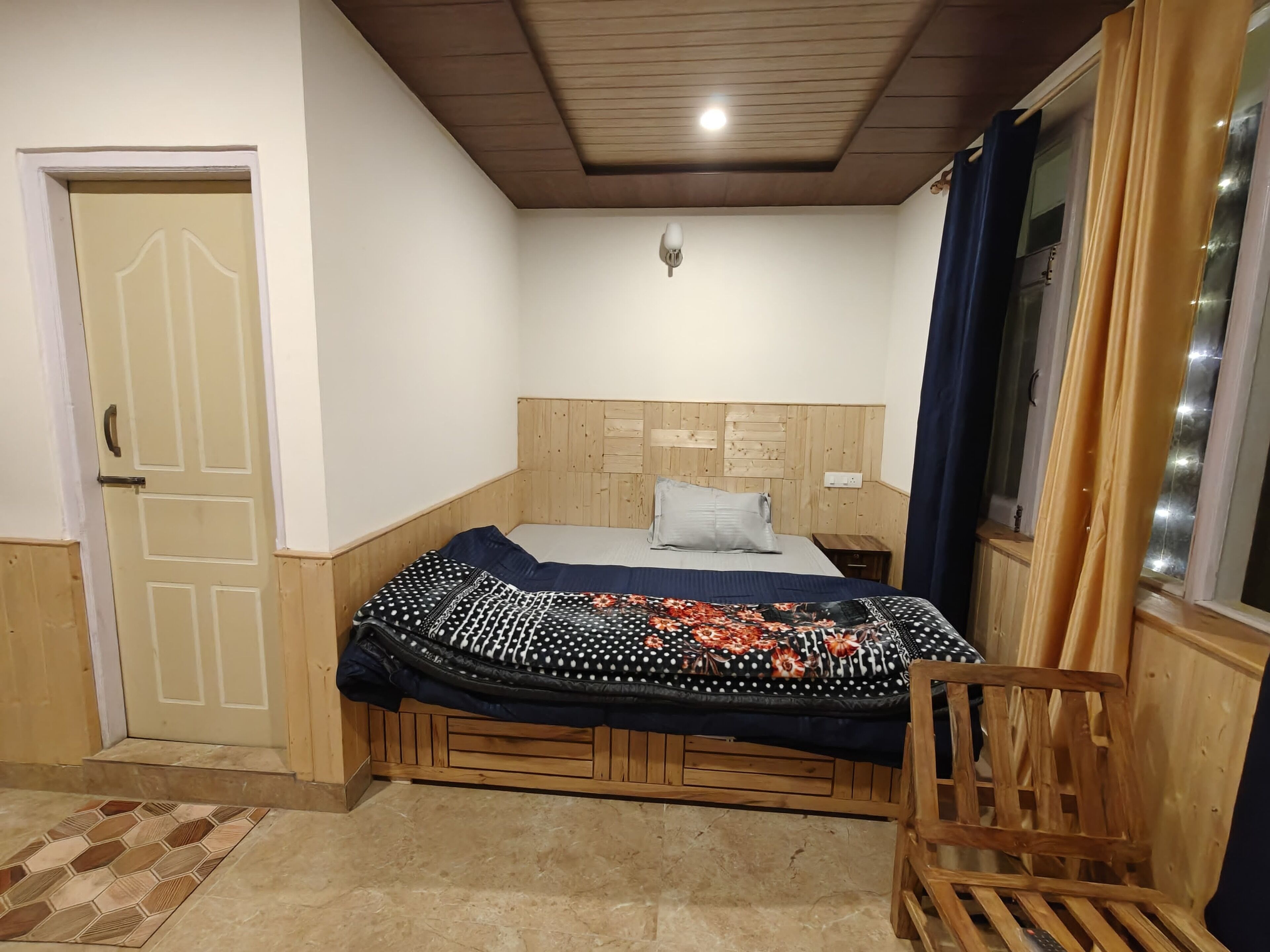 Deluxe Single Room, Balcony, Mountain View | Laptop workspace, free WiFi