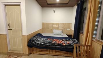 Deluxe Single Room, Balcony, Mountain View | Laptop workspace, free WiFi