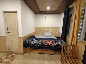 Deluxe Single Room, Balcony, Mountain View | Laptop workspace, free WiFi - Hils & Paw (Manali)