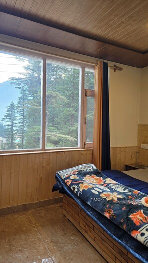 Deluxe Single Room, Balcony, Mountain View | Laptop workspace, free WiFi - Hils & Paw (Manali)