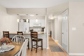 冷蔵庫、電子レンジ、オーブン、コンロ