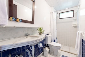 Chalet Tradisional | Kamar mandi | Shower dan perlengkapan mandi gratis