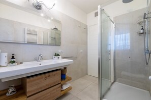 Een douche, een bidet, handdoeken