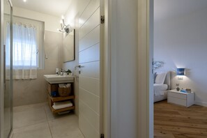 Dusche, Bidet, Handtücher